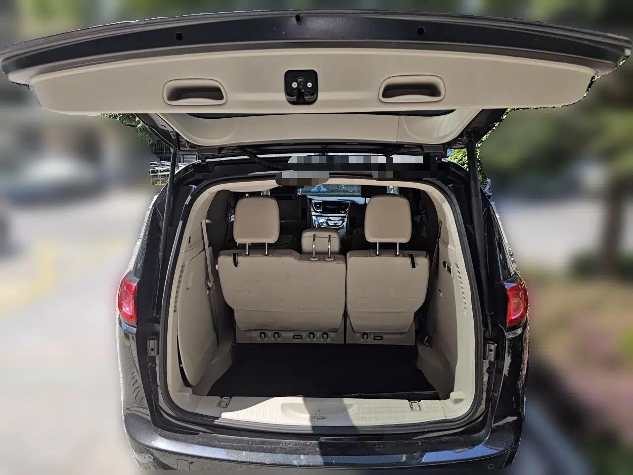 Chrysler Grand Voyager 2017 3.6L Premium Edition — миниатюра 19