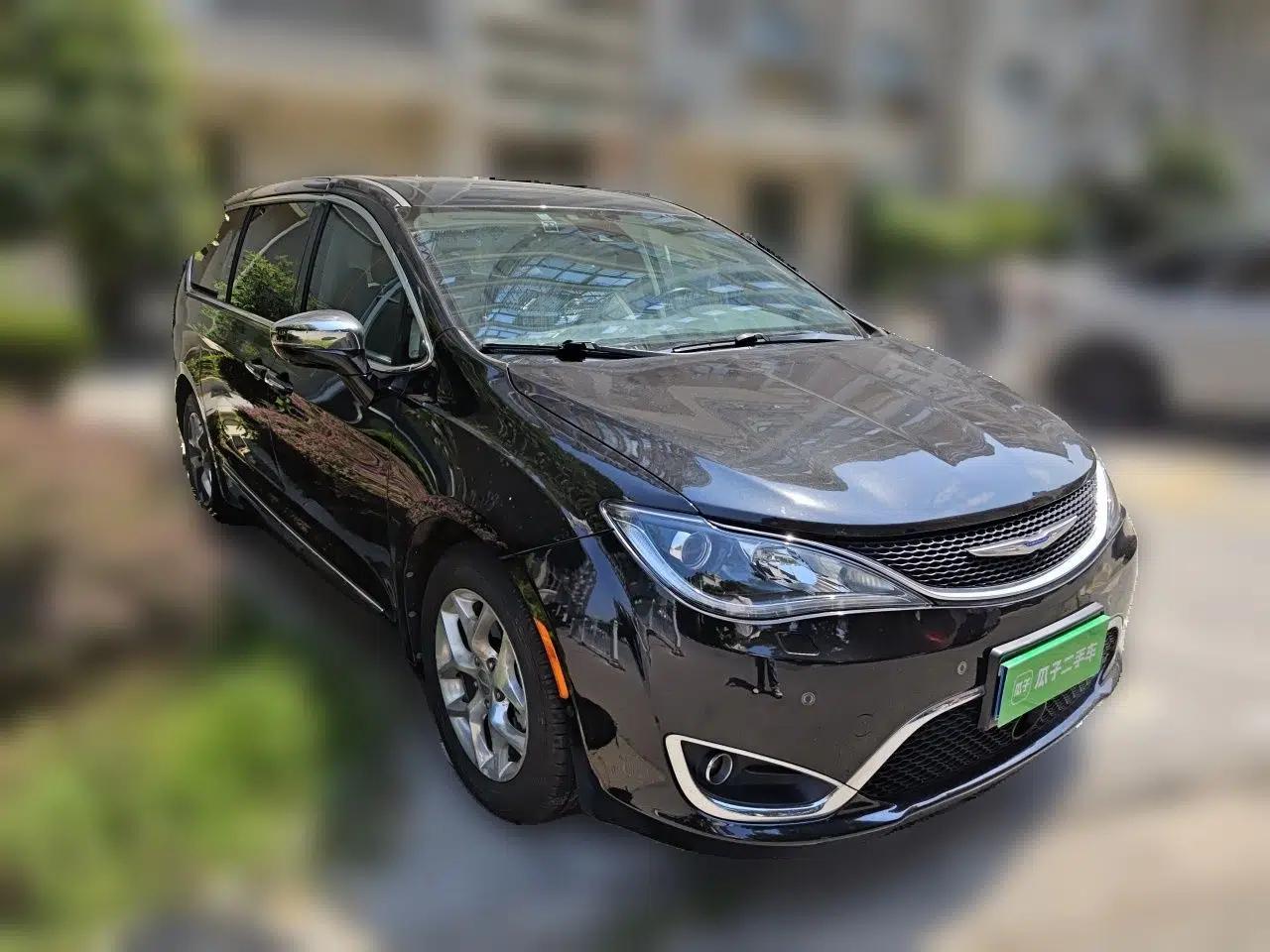 Chrysler Grand Voyager 2017 3.6L Premium Edition — миниатюра 3