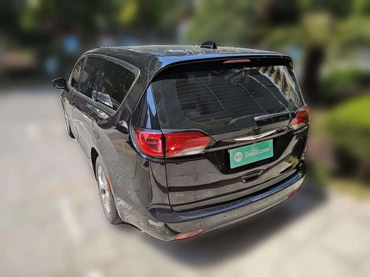 Chrysler Grand Voyager 2017 3.6L Premium Edition — миниатюра 4