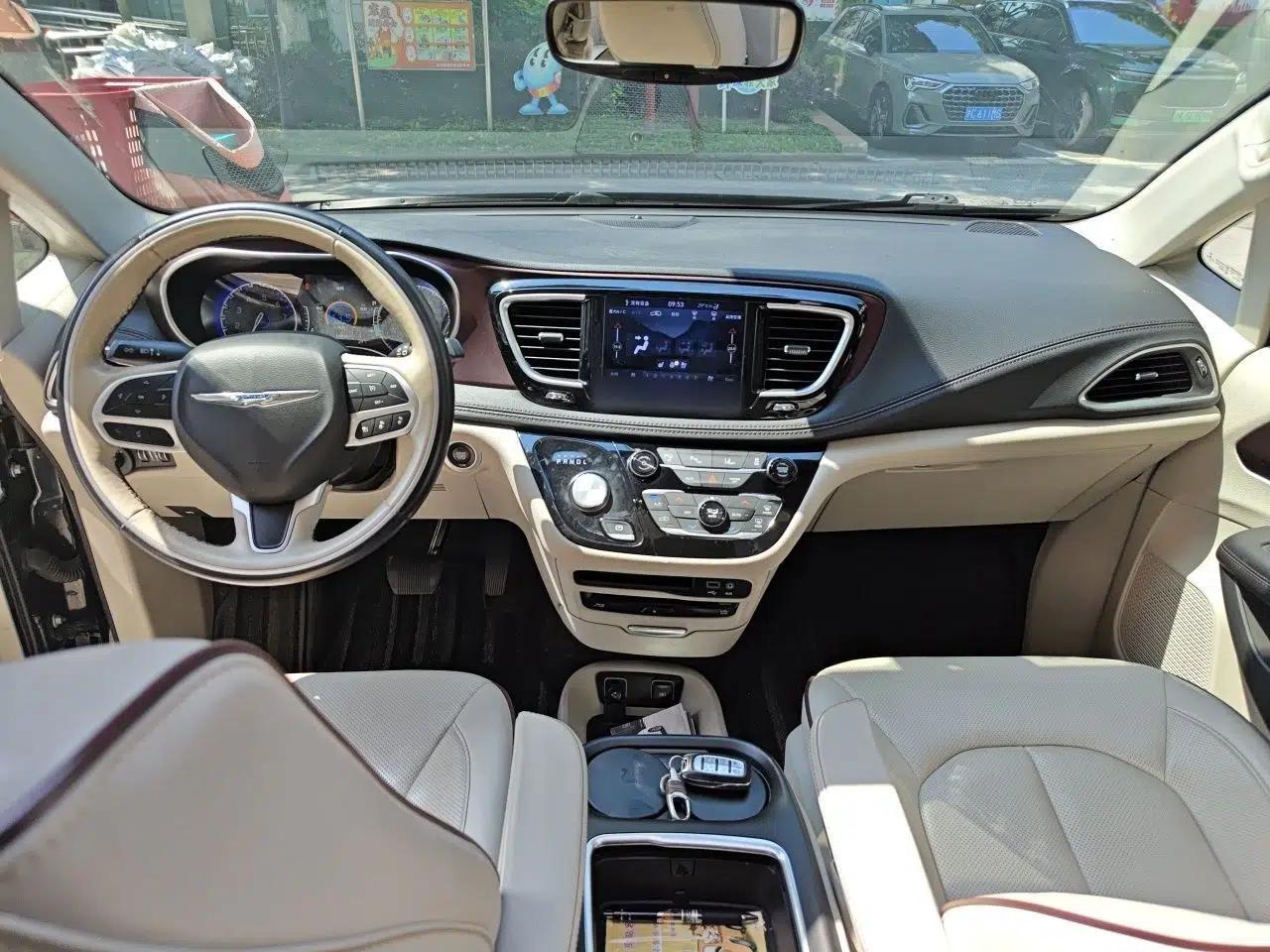Chrysler Grand Voyager 2017 3.6L Premium Edition — миниатюра 9