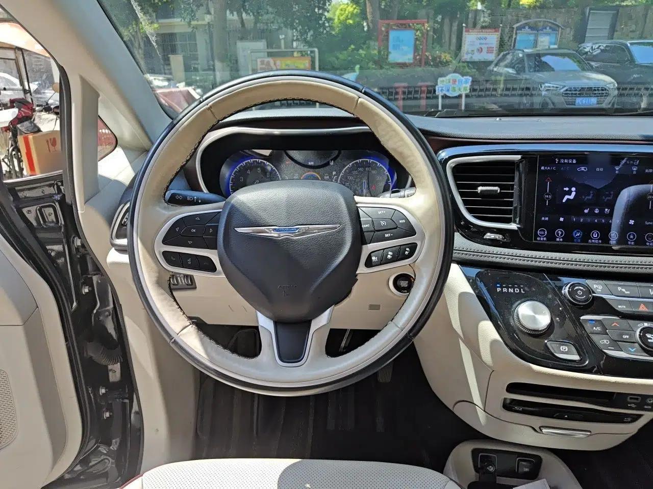 Chrysler Grand Voyager 2017 3.6L Premium Edition — миниатюра 10