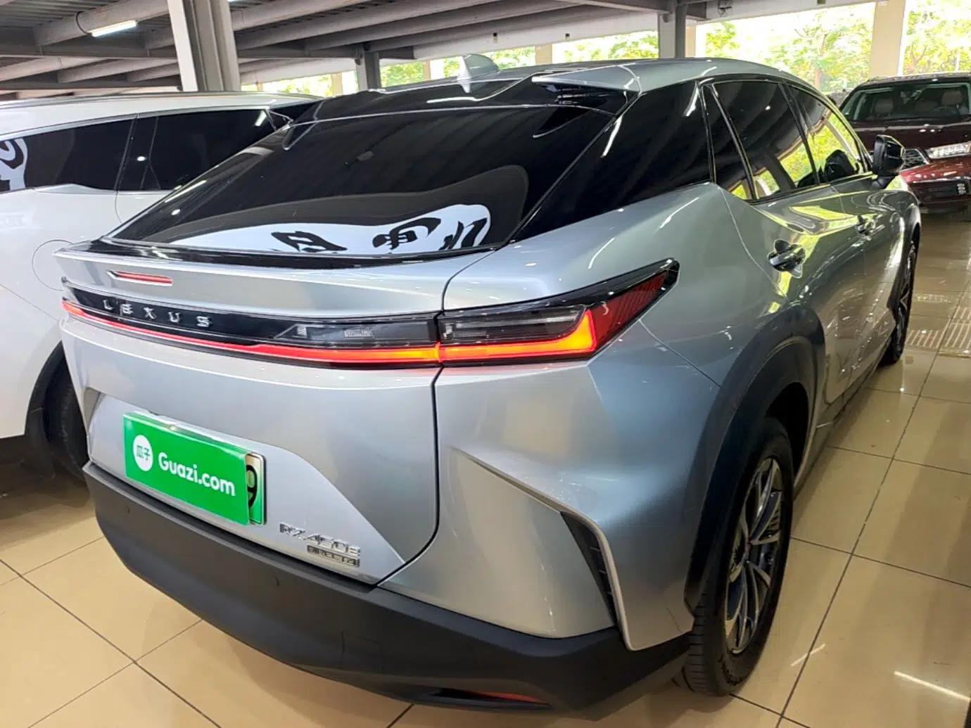 Lexus RZ 2023 450e All-Wheel-Drive Long-Range Version — миниатюра 6