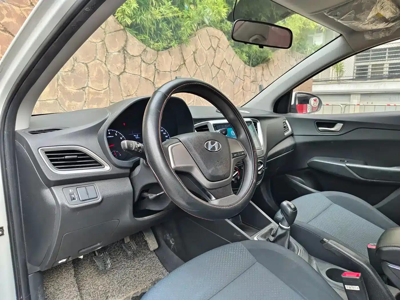 2016 Hyundai Verna 1.4L Manual GLS Cool Edition — миниатюра 18