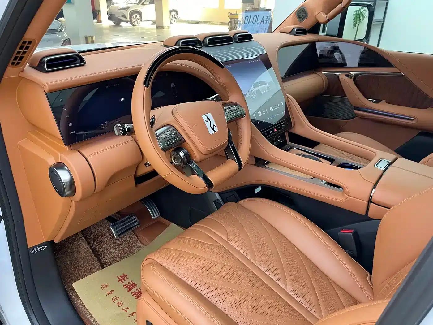 Looking up at the 2023 U8 Luxury Edition — миниатюра 4
