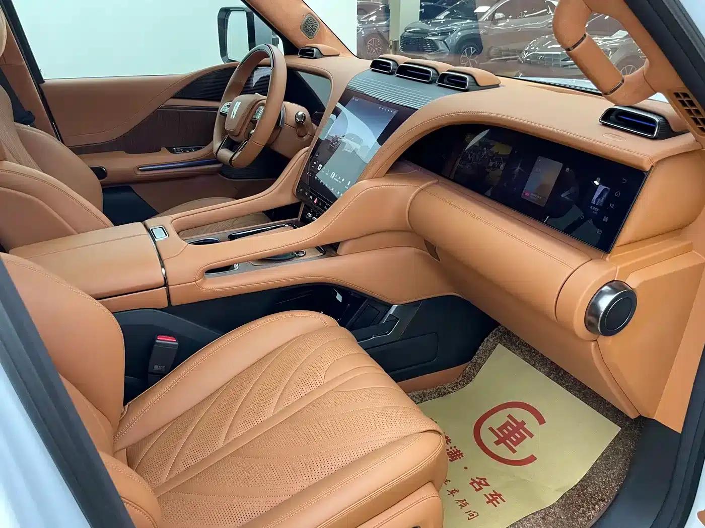 Looking up at the 2023 U8 Luxury Edition — миниатюра 5