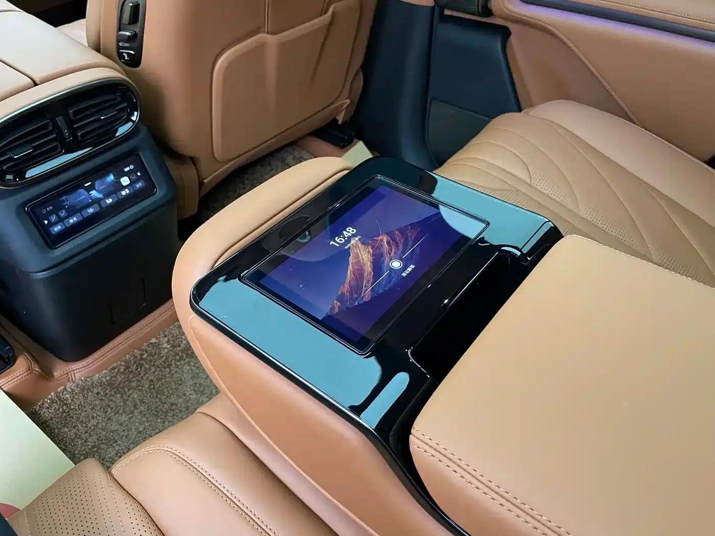 Looking up at the 2023 U8 Luxury Edition — миниатюра 7
