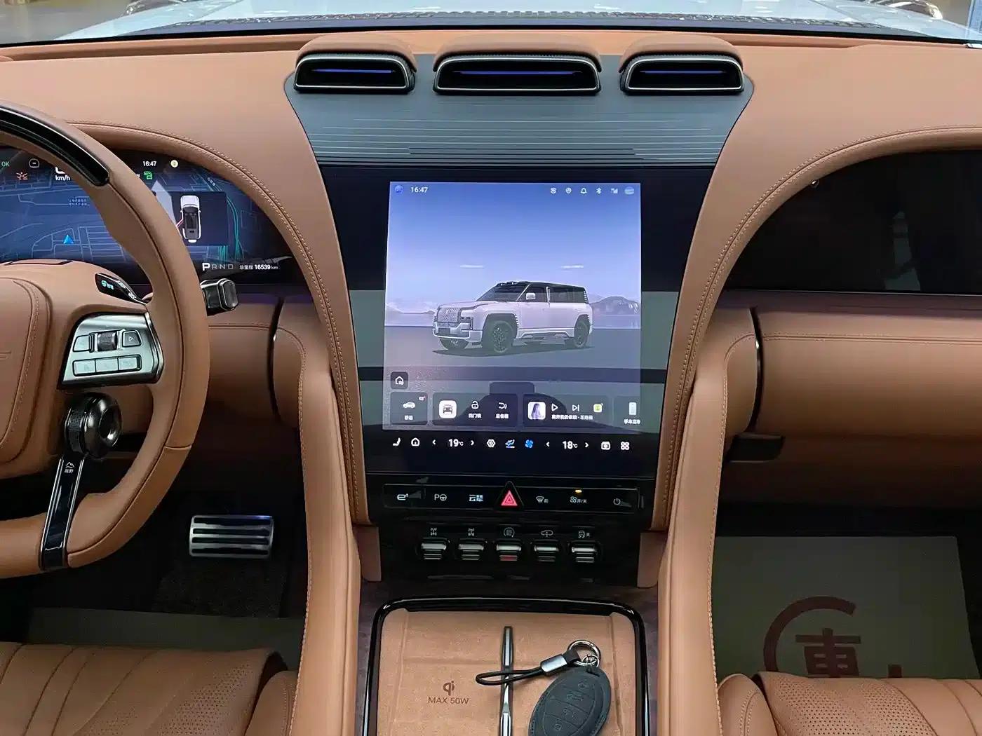 Looking up at the 2023 U8 Luxury Edition — миниатюра 9