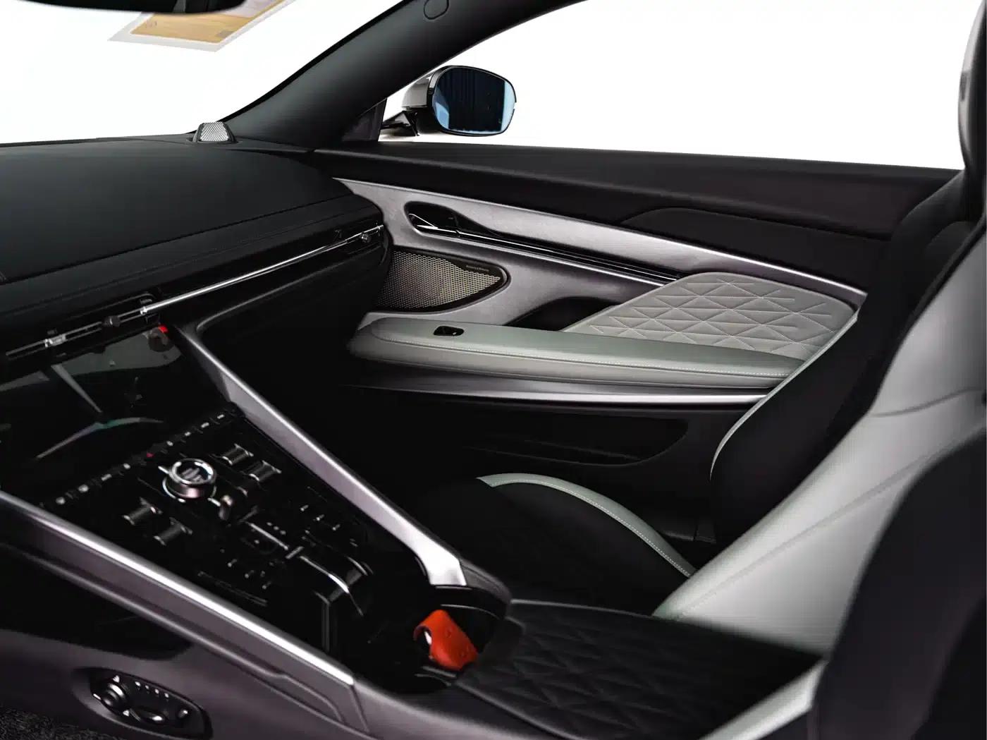 Aston Martin DB12 2025 4.0T V8 Coupe — миниатюра 17