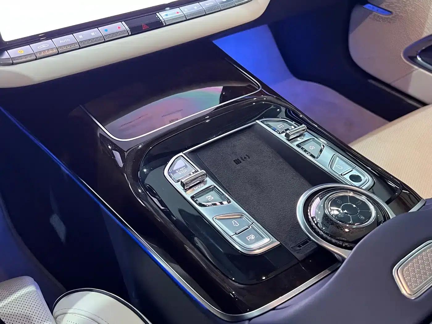 Hongqi Golden Sunflower Elegant 2024 Model 4.0T V8 — миниатюра 23