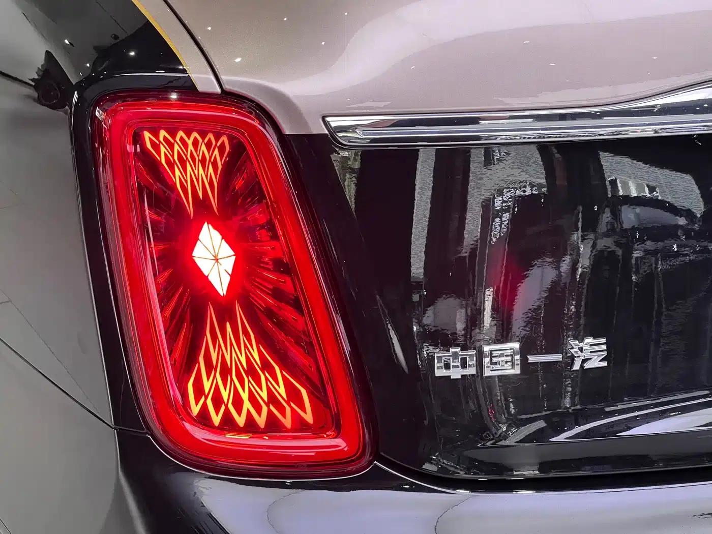 Hongqi Golden Sunflower Elegant 2024 Model 4.0T V8 — миниатюра 9