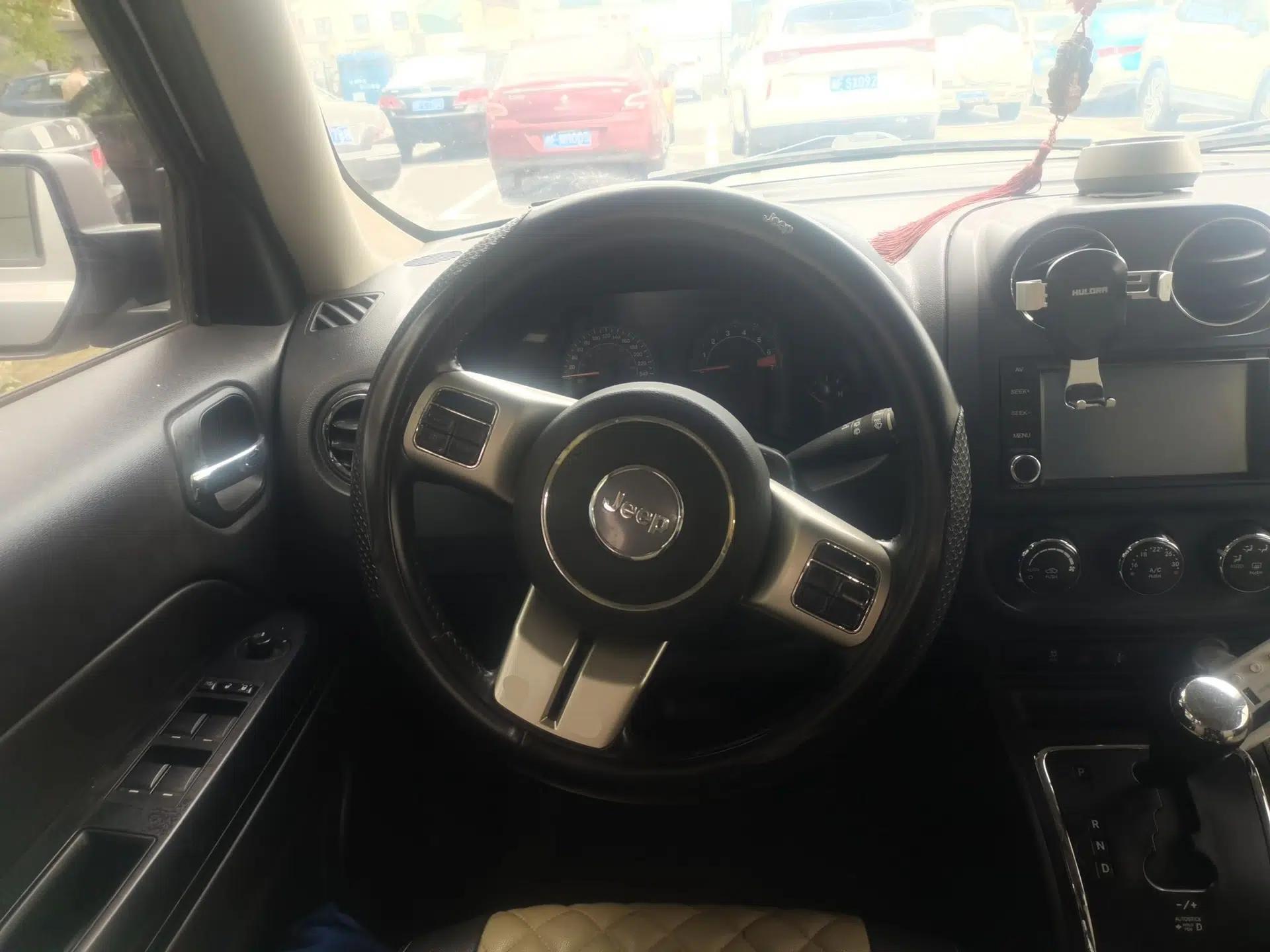 Jeep Patriot 2012 2.4 Sport Edition — миниатюра 10