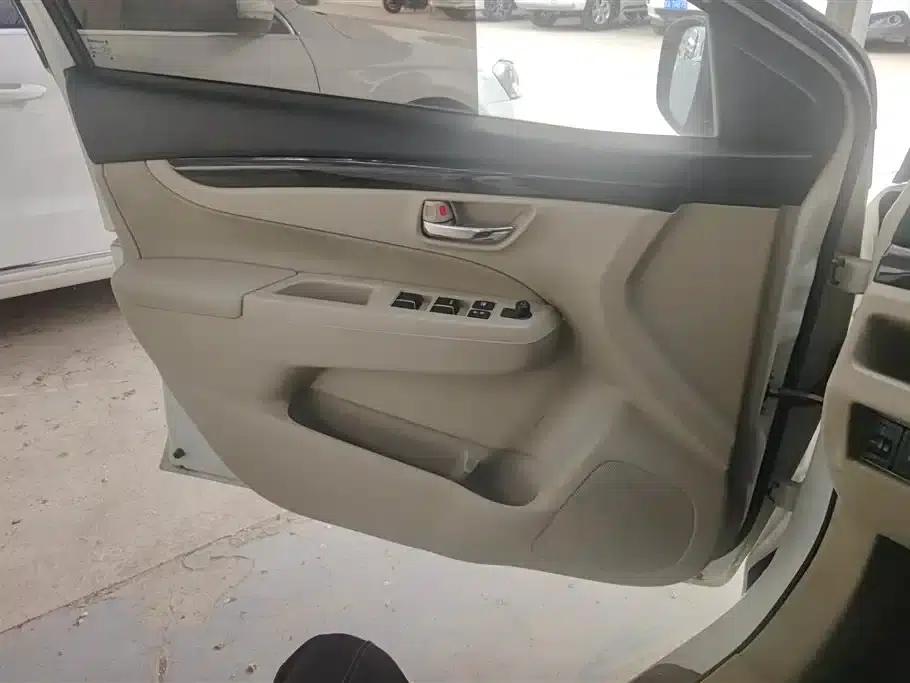 Ciaz 2015 1.6L Automatic Comfort Edition — миниатюра 7