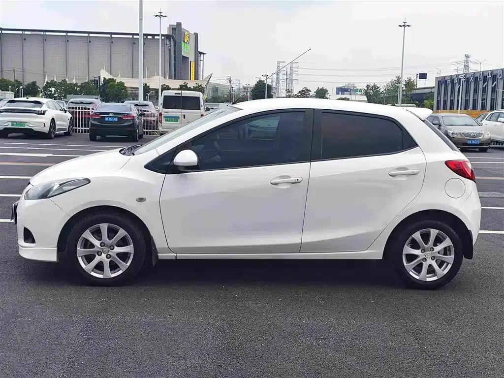 Mazda2 2012 Hatchback Dynamic 1.5L Automatic Value Edition — миниатюра 2