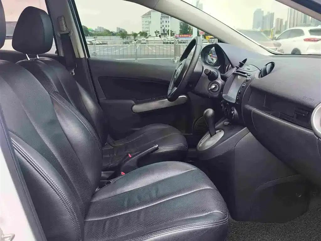 Mazda2 2012 Hatchback Dynamic 1.5L Automatic Value Edition — миниатюра 12