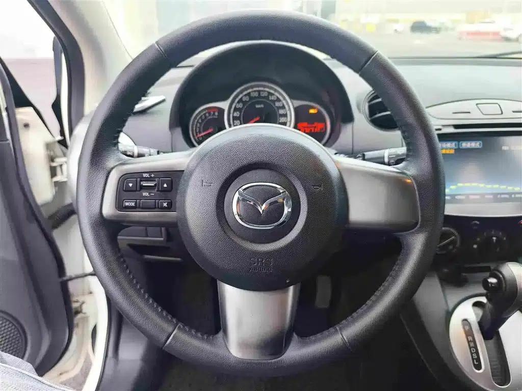 Mazda2 2012 Hatchback Dynamic 1.5L Automatic Value Edition — миниатюра 15