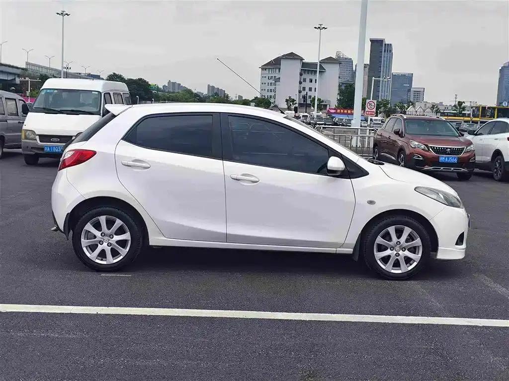 Mazda2 2012 Hatchback Dynamic 1.5L Automatic Value Edition — миниатюра 7