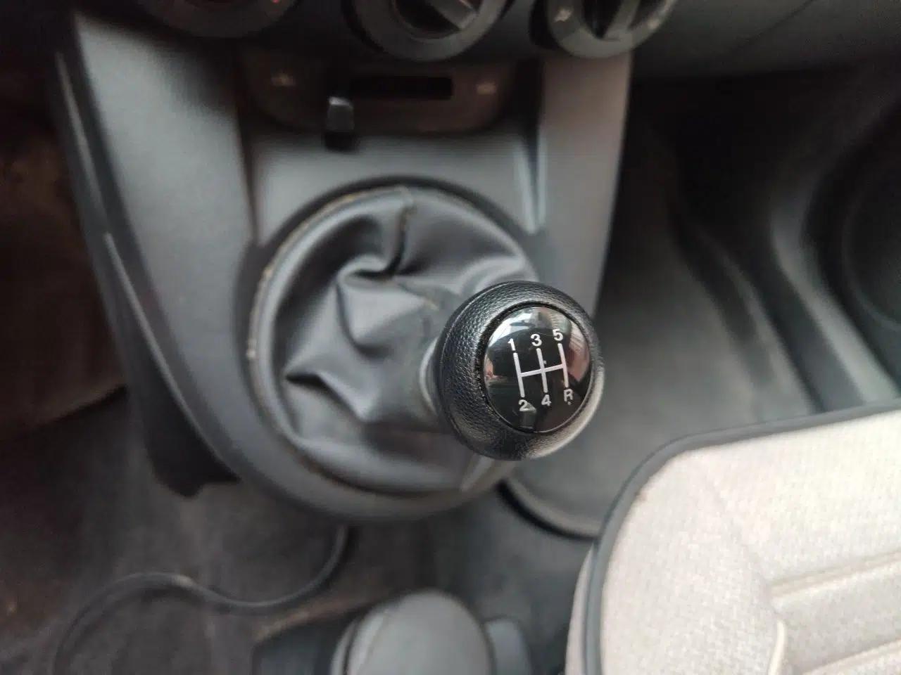 Mazda 2 2011 XuanDong 1.5L Manual Fashion Edition — миниатюра 14