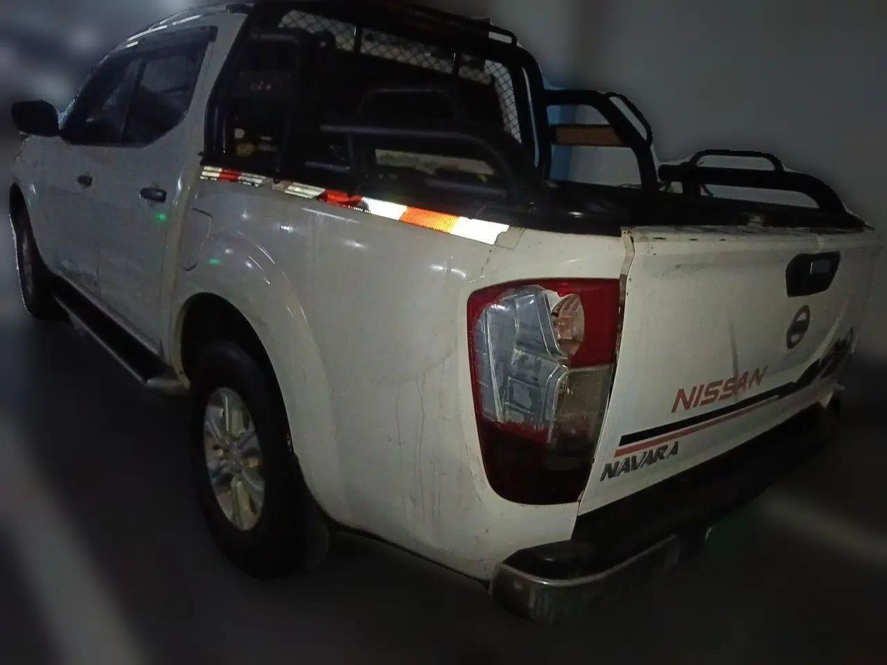 Nissan Navara 2017 2.5L Manual Two-Wheel Drive Standard Edition QR25 — миниатюра 4