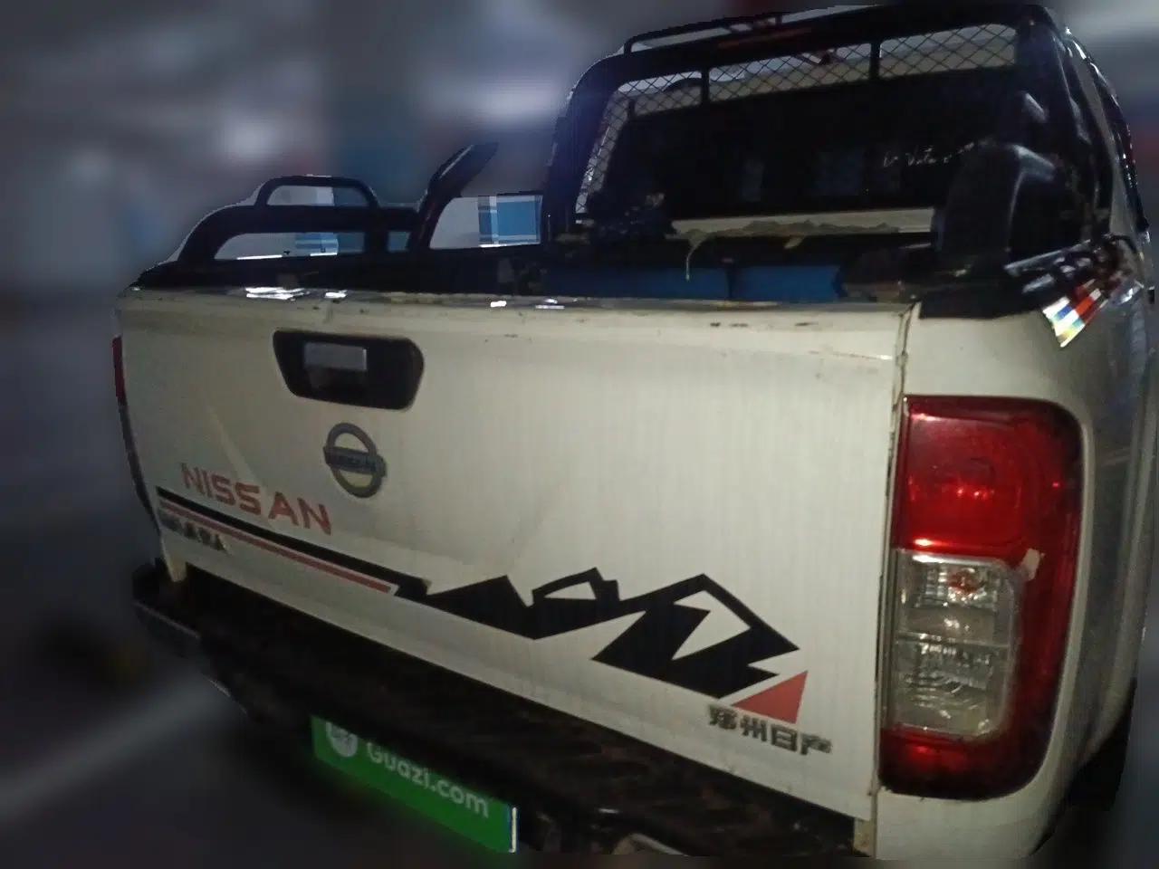 Nissan Navara 2017 2.5L Manual Two-Wheel Drive Standard Edition QR25 — миниатюра 5