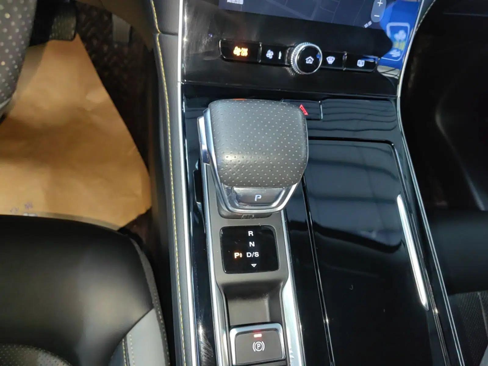 Roewe i6 MAX 2020 300TGI Automatic Cool & Stylish Skyroof Edition — миниатюра 16