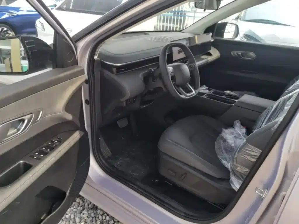 EO Yiou 2025 Two-Wheel Drive SMART Edition 64.2kWh — миниатюра 16