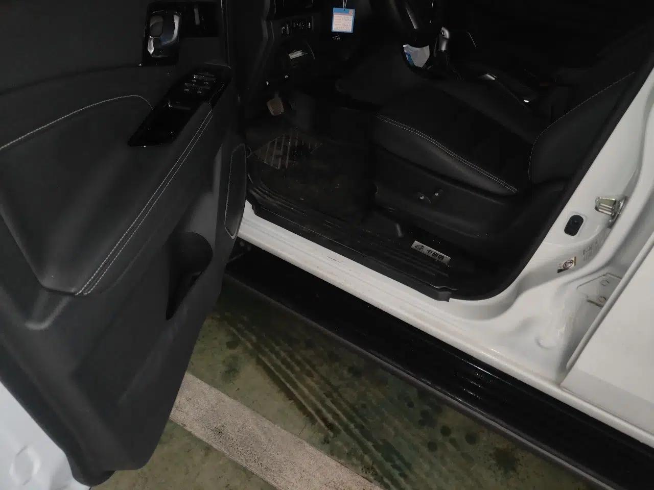 Isuzu mu-X 2020 1.9T Diesel Automatic 2WD Jingyue Edition 7 Seats China VI Standard — миниатюра 16