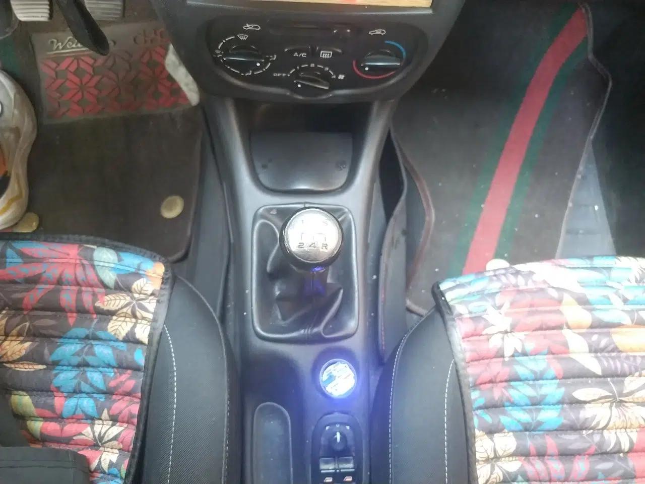 Peugeot 207 2011 Hatchback 1.4L Manual Yule Edition — миниатюра 14