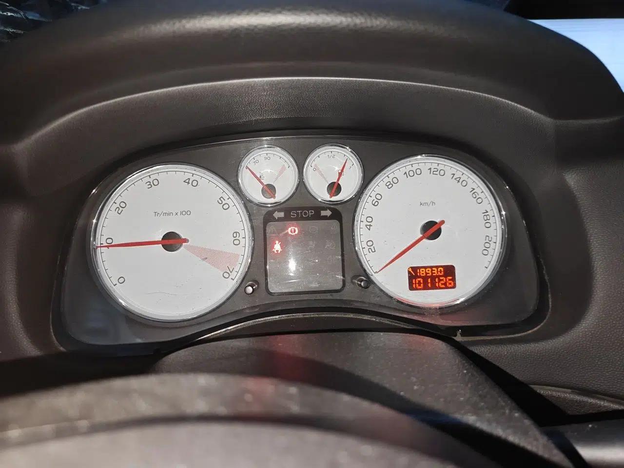 Peugeot 307 2010 Sedan 1.6L Manual Comfort Edition — миниатюра 11