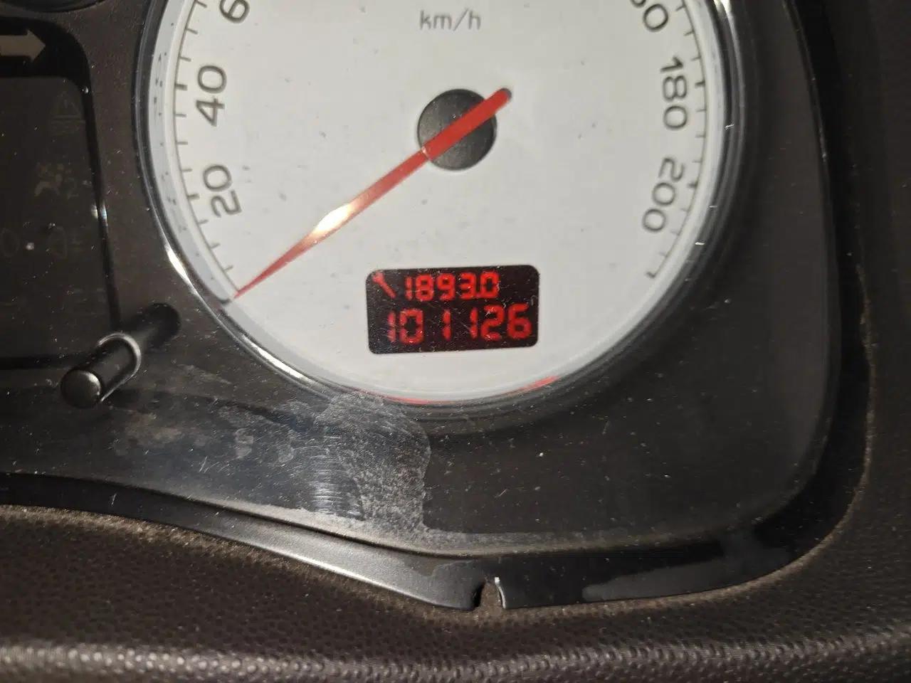 Peugeot 307 2010 Sedan 1.6L Manual Comfort Edition — миниатюра 12