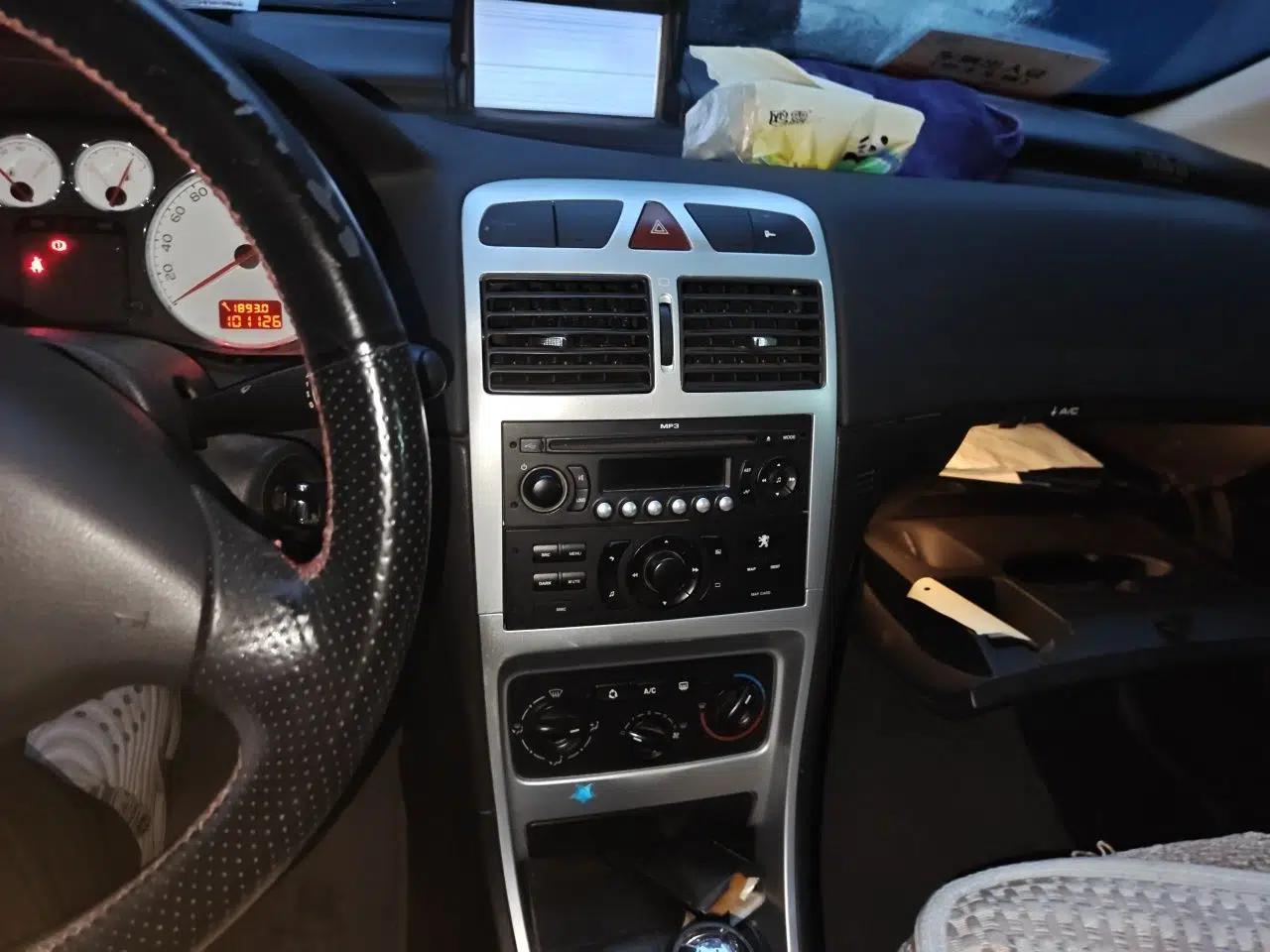 Peugeot 307 2010 Sedan 1.6L Manual Comfort Edition — миниатюра 13