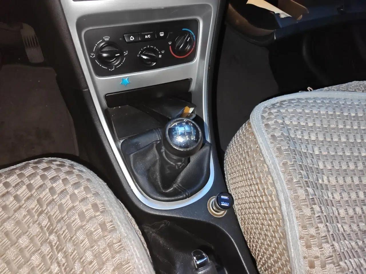 Peugeot 307 2010 Sedan 1.6L Manual Comfort Edition — миниатюра 14