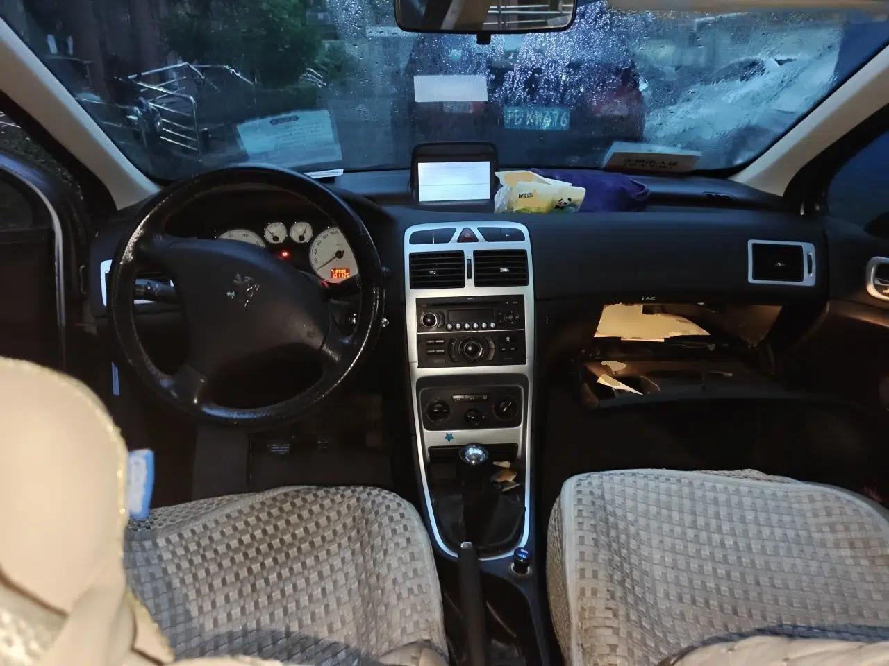 Peugeot 307 2010 Sedan 1.6L Manual Comfort Edition — миниатюра 9