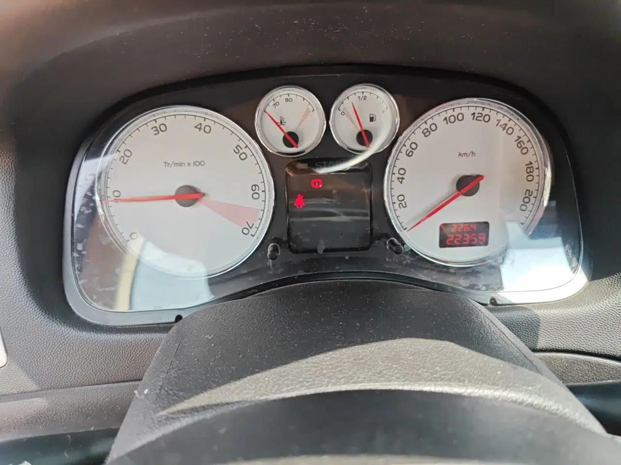Peugeot 307 2010 Sedan 1.6L Manual Comfort Edition — миниатюра 11