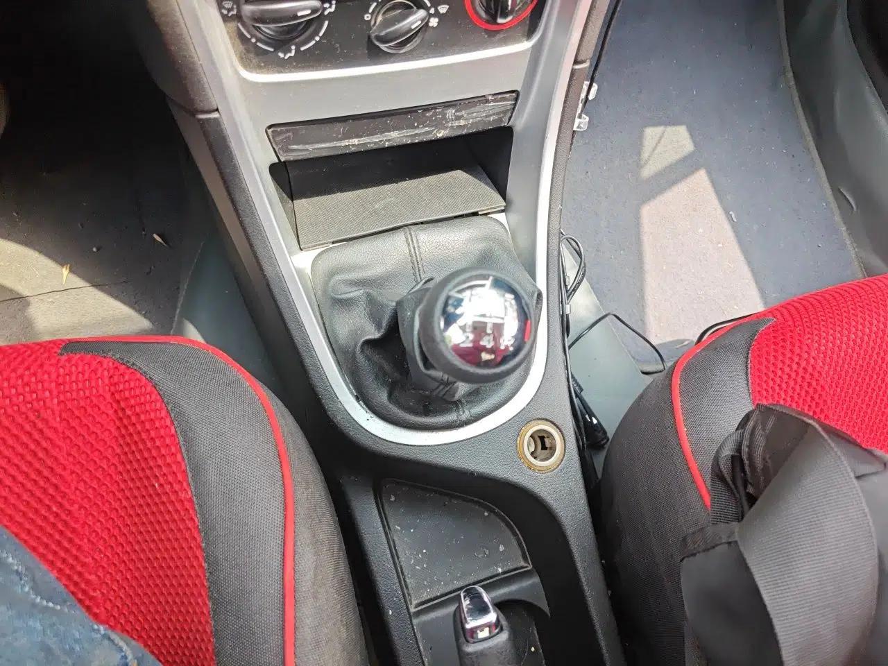 Peugeot 307 2010 Sedan 1.6L Manual Comfort Edition — миниатюра 14