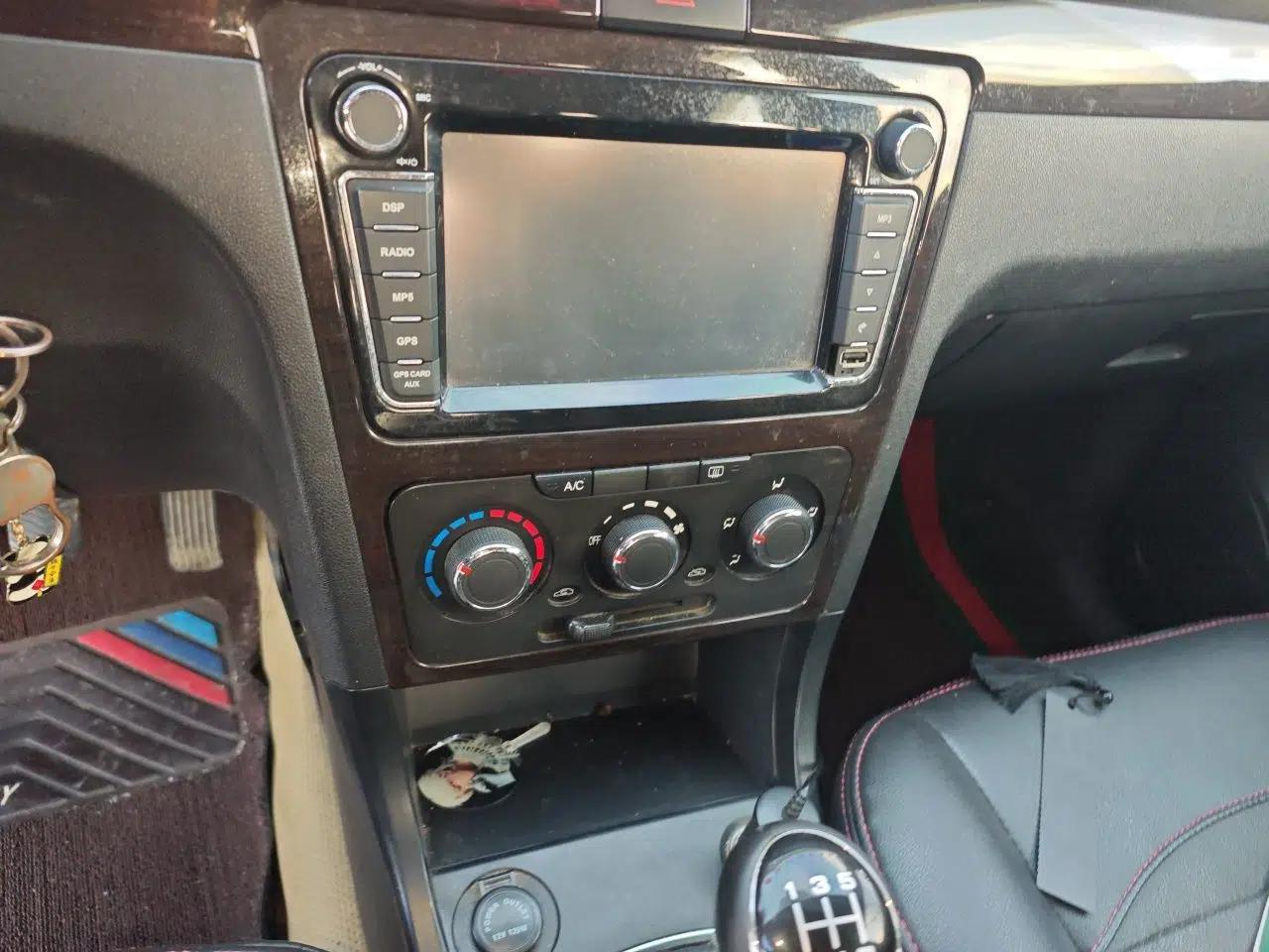 Dongfeng Fengon 360 2015 1.5L Manual Luxury 7-Seater China V Emission Standard — миниатюра 13