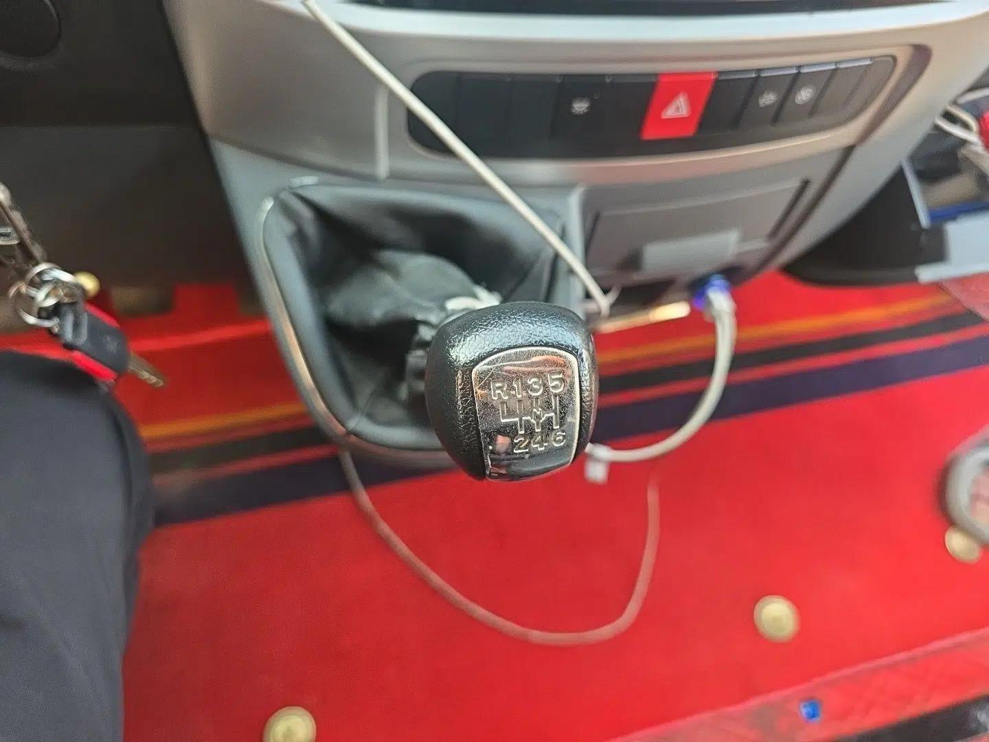 Dongfeng Yufeng 2021 2.0T Power King Front-Drive Logistics Vehicle Long Wheelbase Mid-Roof Design 6–9 Seats China VI Emission Standard ZD20 — миниатюра 14