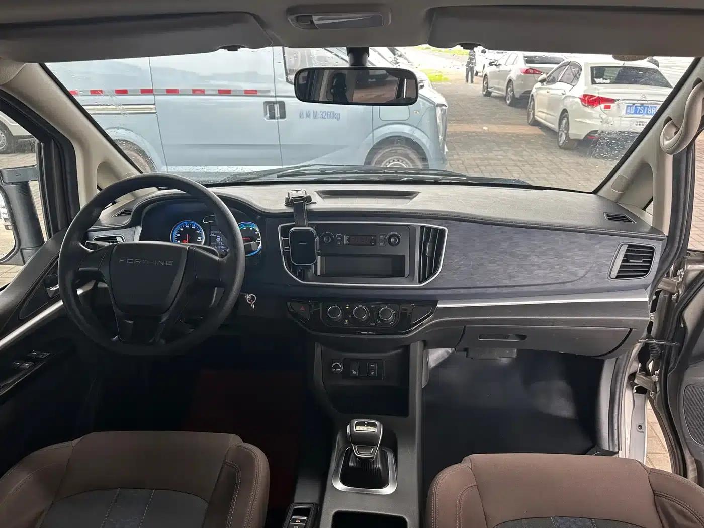 Lingzhi New Energy 2024 Standard Edition Basic 9-Seater — миниатюра 9