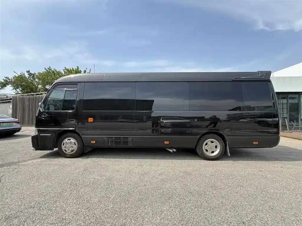 2020 Toyota Coaster 4.0L Manual — миниатюра 2