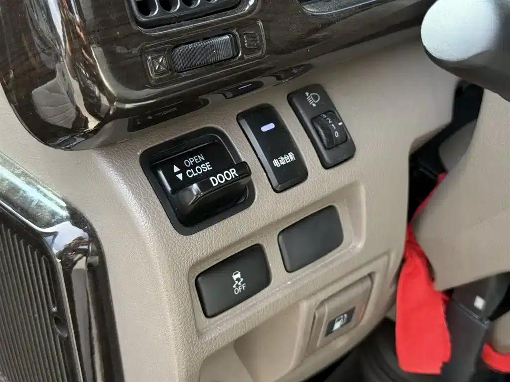 2020 Toyota Coaster 4.0L Manual — миниатюра 11