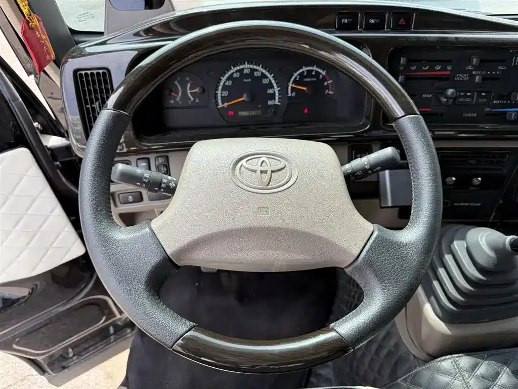 2020 Toyota Coaster 4.0L Manual — миниатюра 12
