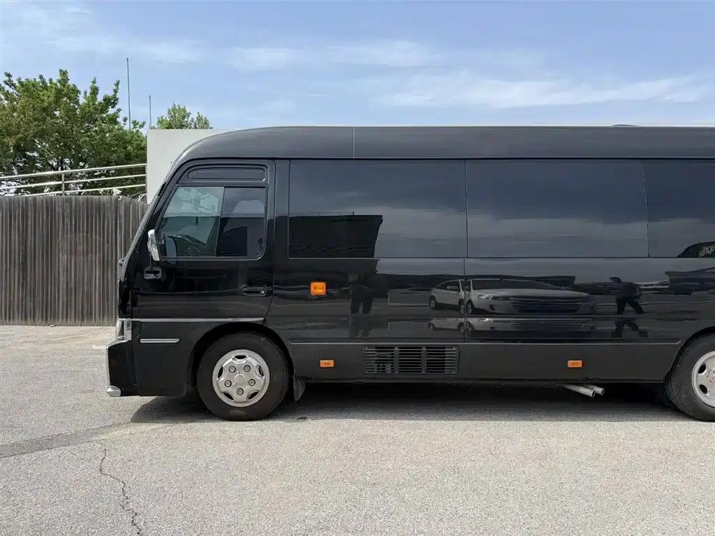 2020 Toyota Coaster 4.0L Manual — миниатюра 3