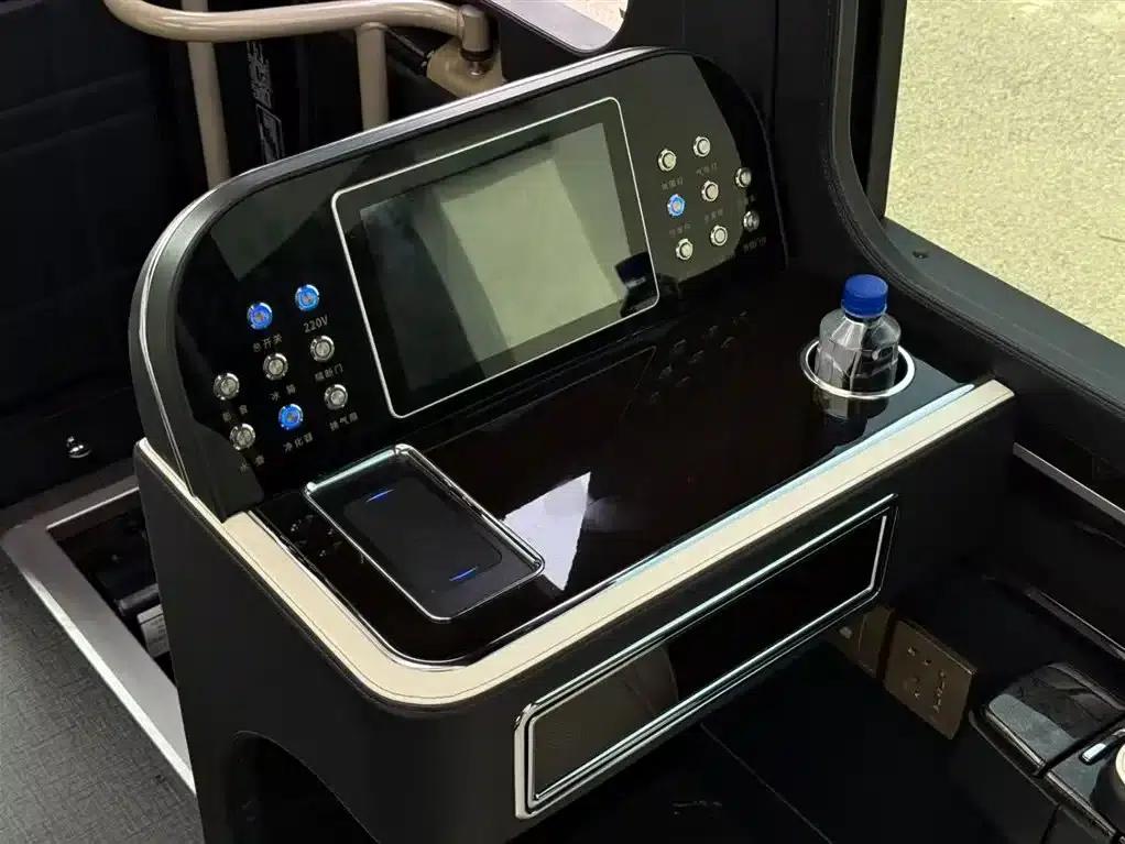2020 Toyota Coaster 4.0L Manual — миниатюра 23