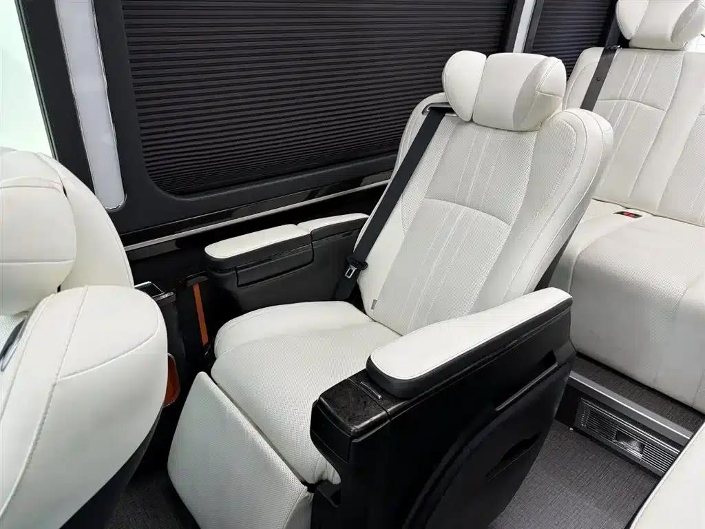 2020 Toyota Coaster 4.0L Manual — миниатюра 25