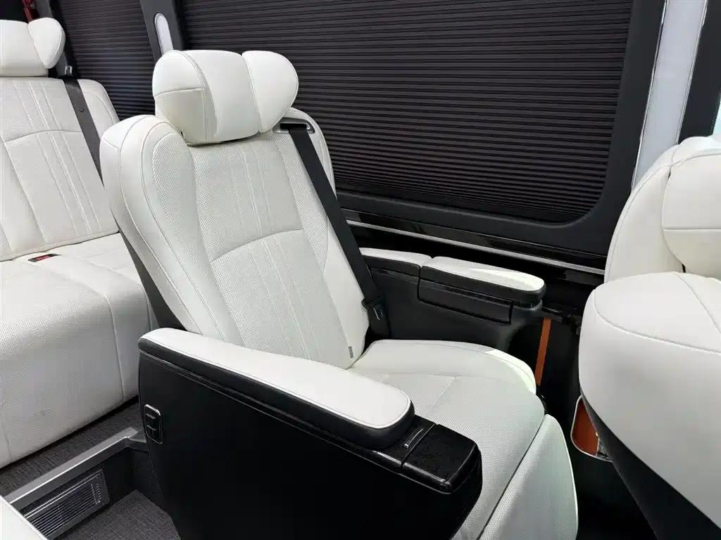 2020 Toyota Coaster 4.0L Manual — миниатюра 26
