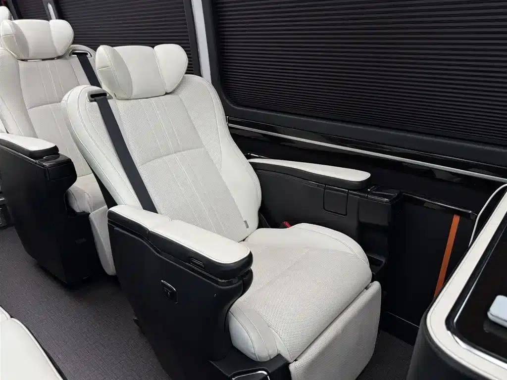 2020 Toyota Coaster 4.0L Manual — миниатюра 33