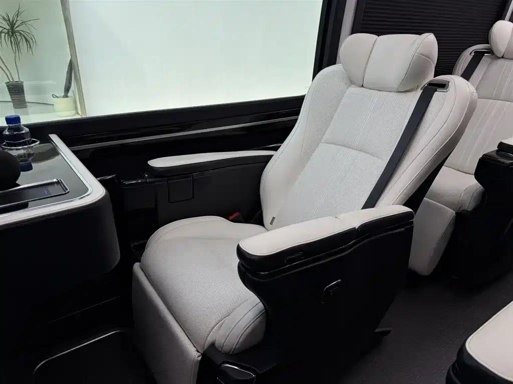 2020 Toyota Coaster 4.0L Manual — миниатюра 34
