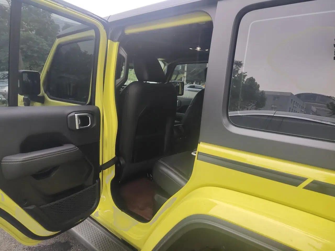 Jeep Wrangler New Energy 2022 Four-Door 2.0T 4xe Sahara Fluorescent Yellow Limited Edition — миниатюра 17
