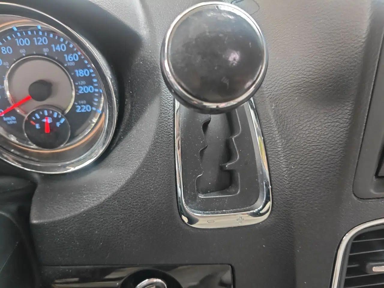 Chrysler Grand Voyager 2013 3.6L Luxury Edition — миниатюра 14