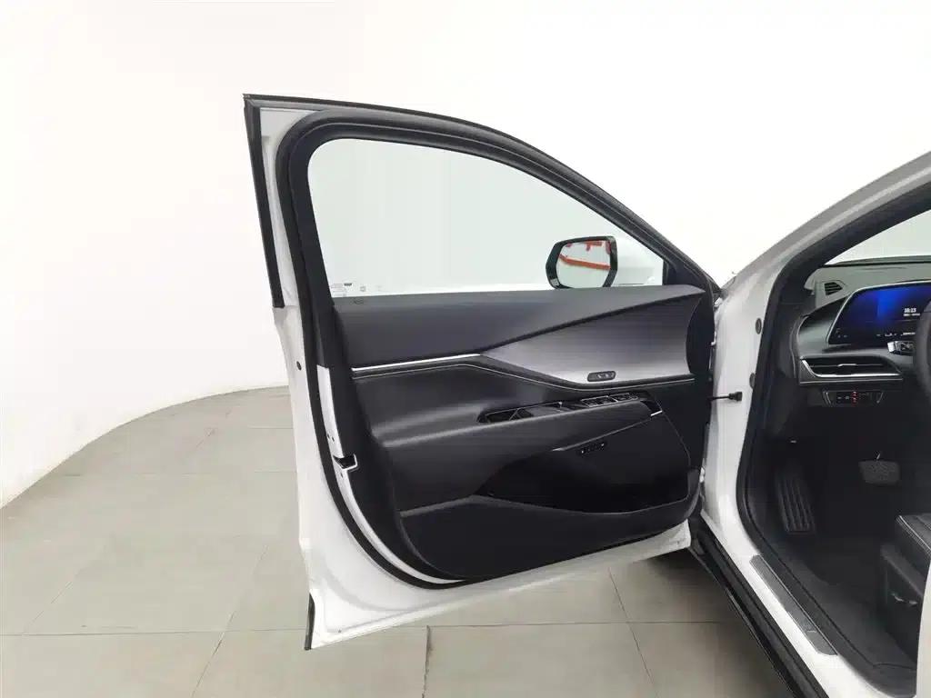 2023 Cadillac GT4 25T Luxury — миниатюра 8