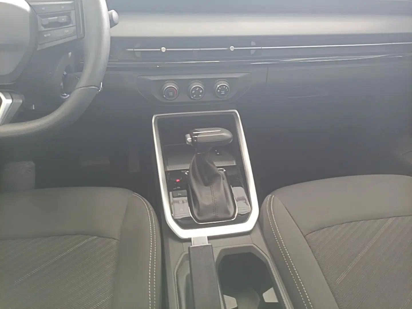 Wuling Alvez 2023 1.5L CVT Comfort Edition — миниатюра 16